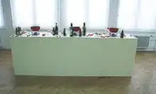ahlzeit, Aktion/Installation, Sockel, drei Fondue-Caquelons, Käse, ca. 100x60x300, 2011, Ausgestellt „7“, Kunstverein Duisburg 2011
