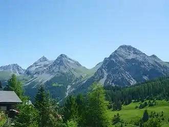 Maienfelder Furgga zwischen Schiesshorn (rechts) und Furggahorn, links davon Tiejer sowie Mederger Flue. Rechts unten die Bärenbadschanze.