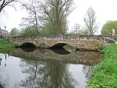Baudenkmal „Heubruck“ über den Hochwasser führenden Roten Main bei Heinersreuth