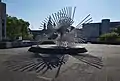 Skulptur Lebenskraft im Jahr 2020 (Türme des Mainzer Doms im Bild hinter der Skulptur)