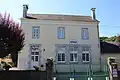 Rathaus (mairie) und Schule
