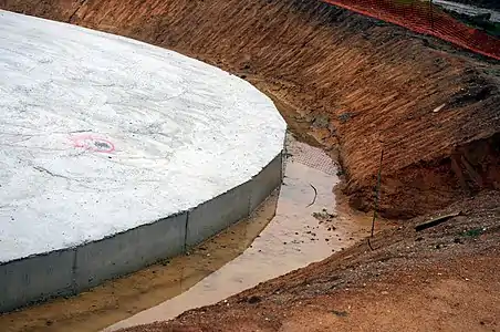 Frisch gegossenes Betonfundament einer Windkraftanlage in pleistozänem Kolluvium