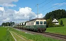 Makies setzt die BDe 576 für die Beförderung von Kieszügen ein. Die BDe 576 057 und 056 tragen noch den grün/crèmefarbigen Originalanstrich.