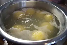 Klöße in Wasser beim Ziehen