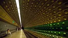 Zentralperspektive. U-Bahn-Station Malostranská in Prag.
