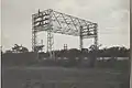 Schutzbrücke über eine Eisenbahnstrecke in Italien