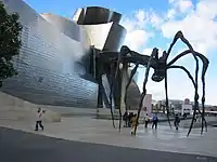 Vor dem Guggenheim-Museum in Bilbao