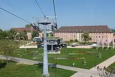Die beiden Seilbahnstationen „Spinelli“ (links) und  „Luisenpark“ (rechts).
