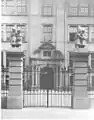 Die Pfeiler der Schulhof-Einfriedungen schmückten von 1917 bis 1945 mehrere Schulkinderfiguren.