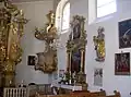 Rechter Seitenaltar und Kanzel