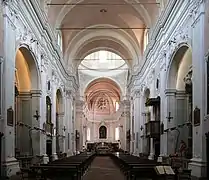 Kirchenschiff mit Chor und Apsis