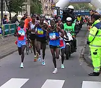 Dejene Berhanu (etwas verdeckt, weißes Trikot) – Rang&nbsp;31