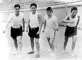Das japanische Marathonteam (v.&nbsp;l.&nbsp;n.&nbsp;r.): Kenzo&nbsp;Yashima&nbsp;(21.), Yahei&nbsp;Miura &nbsp;(24.), Kanaguri&nbsp;Shisō&nbsp;(16.), Zensaku Motegi&nbsp;(20.)