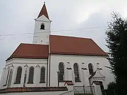 Eingang zum Friedhof und zur Kirche