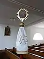 Bruderschaftsstange mit dem Rosenkranzgeheimnis Jesus, der für uns gekreuzigt worden ist. (Joh 19,18&nbsp;EU)