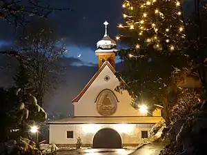 Frontansicht zur Weihnachtszeit