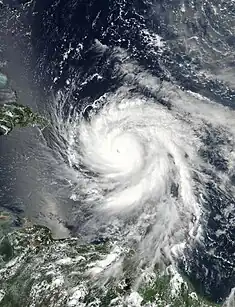 Hurrikan Maria zum Zeitpunkt seiner stärksten Intensität am 19. September um 17:42&nbsp;Uhr&nbsp;UTC, kurz vor Erreichen der Küste von Puerto Rico