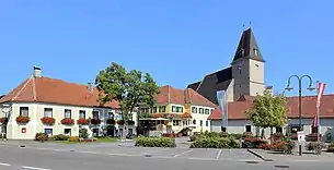 Westansicht des Ortszentrumsmit der gotischen Wallfahrtskirche im Hintergrund.