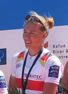 Arnold steht im Nationaltrikot und mit einer Goldmedaille um den Hals bei der Siegerehrung.