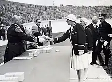 Lien Gisolf beim Empfang ihrer Silbermedaille aus den Händen von Prinz&nbsp;Hendrik.