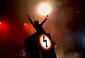Marilyn Manson gestaltete hinzukommend Bühnenbilder im Stil des Symbols