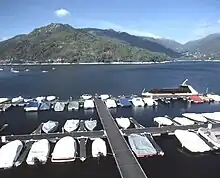 Marina mit Ausflugsboot am Rio Caldo