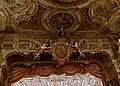 Markgräfliches Wappen über der Bühne