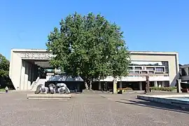 Sitzungshalle mit Fraktionsbüros und Ratssälen. Unten das Museum