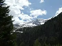 Foto vom Mai 2022 mit noch winterlicher Schneebedeckung. Rechts der Bildmitte die Punta Penia und links davon die Punta Rocca mit der späteren Abbruchstelle.