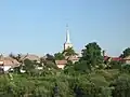 Im Hintergrund die alte reformierte Kirche in Cristești