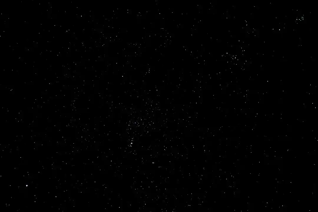 Von links unten nach rechts oben: Sirius (α&nbsp;Canis majoris), Sternbild Orion, Sternbild Stier mit dem offenen Sternhaufen der Hyaden, dem Planeten Mars exakt im Goldenen Tor der Ekliptik und dem offenen Sternhaufen der Plejaden.