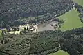 Die alte Bahntrasse am Waldrand parallel zur Straße bei der Niedermühle unterhalb von Padberg.