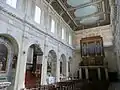 Innenraum mit Kanzel und Orgel