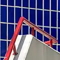 Rot-Blau Farbkontrast der Fassade