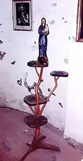 Marienfigur auf Holzgestell