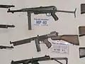 Maschinenpistolen (v. o.) MP40, Thompson M1928A1 und (anachronistisch) Sterling-Maschinenpistole