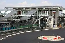 Bahnsteige mit Fußgängerbrücke