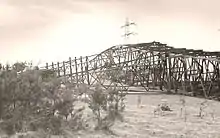 Zu Prüfzwecken umgestürzter Hochspannungsmast auf dem DVG-Testgelände bei Mannheim-Rheinau im Februar 1958