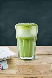 Matcha Latte in einem hohen Glas