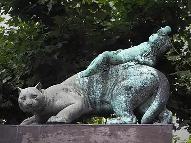 Silberlöwe, den Tag tragend