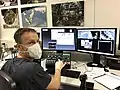 Matthias Maurer an einem Canadarm2-Simulator