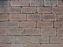 Eine Mauer aus behauenen Natursteinquadern