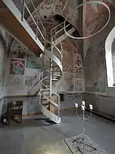 Raum unter dem Turm mit Wendeltreppe