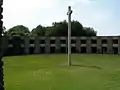 Großes Kreuz in der Mitte des Innenhofs des Mausoleums Mont d’Huisnes.