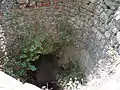 Blick in einen Schacht: Unten erkennt man die Höhle, das „Geglöck(s)“.