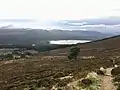 Blick von der Westseite des Meall a’ Bhuachaille nach Südwesten über Loch Morlich