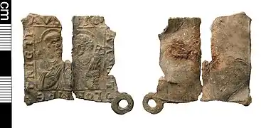 Plattenförmiges Pilgerzeichen aus Blei, Darstellung der Apostel Petrus und Paulus