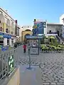 Fast lerer Platz mit gelben Stühlen und einem Kiosk