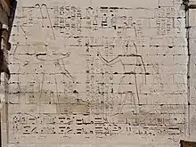 Ramses III. führt Gefangene der Seevölker vor Amun und Mut – sämtliche Gefangenen in den drei Registern hinter dem Pharao tragen einen „Federhelm“(Abzeichnung nach Richard Lepsius und Originalrelief am zweiten Pylon des Totentempels Ramses’ III. in Medinet Habu)