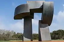 Ein prominentes Beispiel für abgebaute Kunst ist das Meertor von Jörg Plickat, das von 2011 bis 2018 im Avenarius-Park, Kampen aufgestellt war.